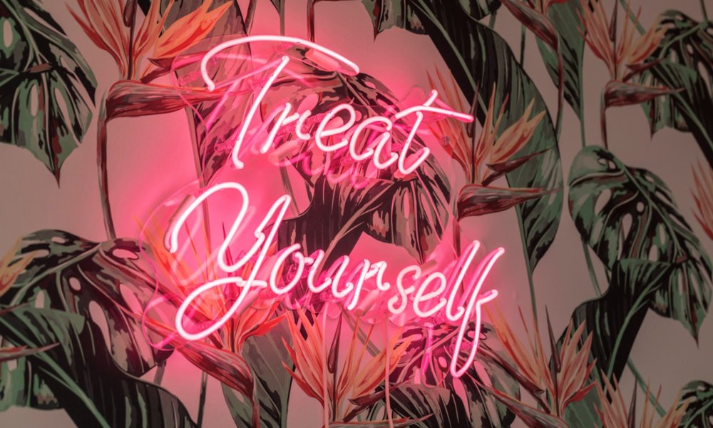 Neon-Schriftzug „Treat Yourself“