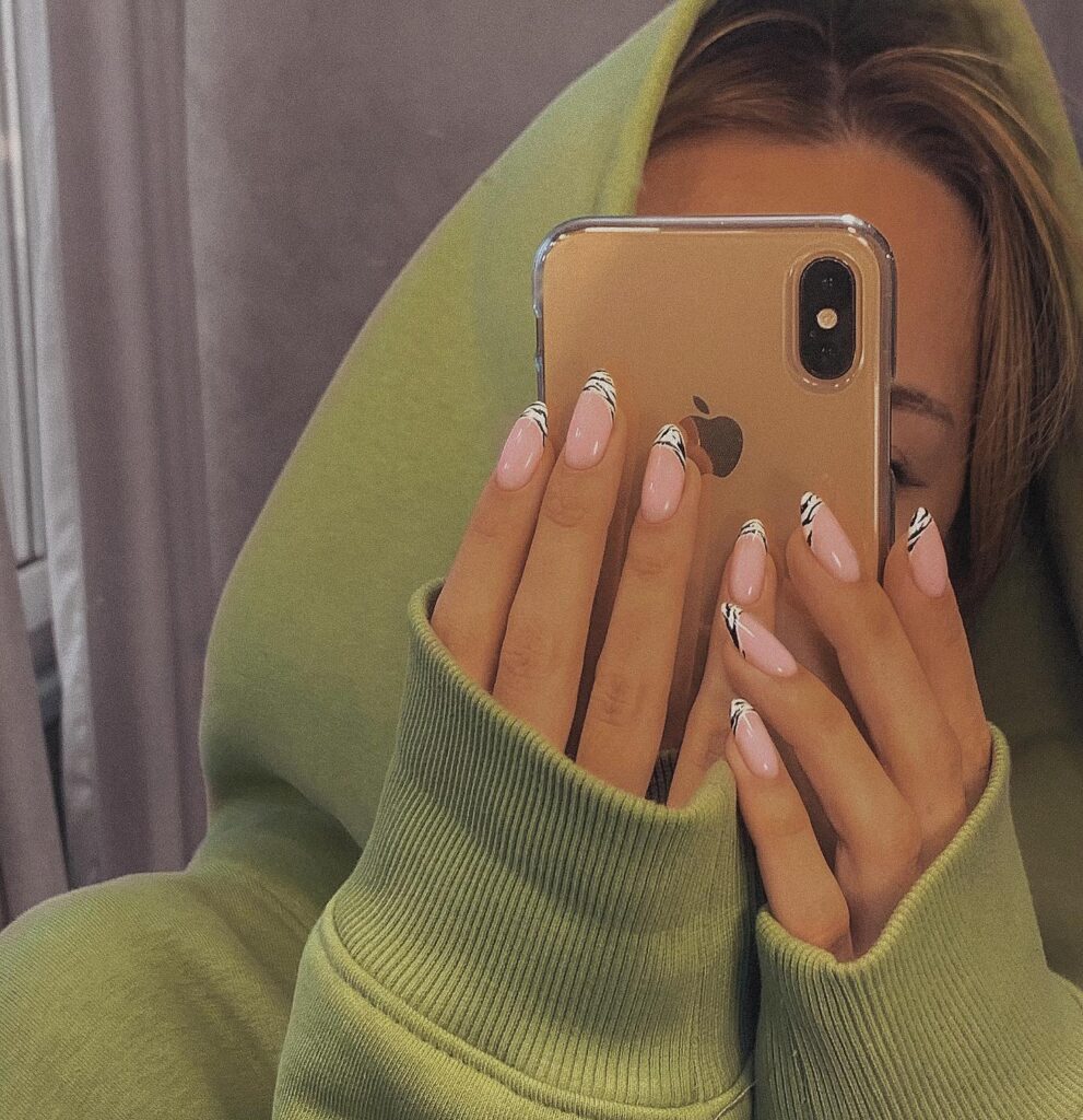 Beauty-Trends Frühling 2026 - Coloured French Tips - @sansilt | Treatwell