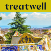 Ein malerischer Blick auf Barcelona vom Park G&uuml;ell aus, mit Antoni Gaud&iacute;s ber&uuml;hmten bunten Mosaikb&auml;nken und m&auml;rchenhaften T&uuml;rmen im Vordergrund, dahinter die Stadt und das Meer. Ein gelbes Banner am oberen Rand zeigt das &bdquo;treatwell&ldquo;-Logo.