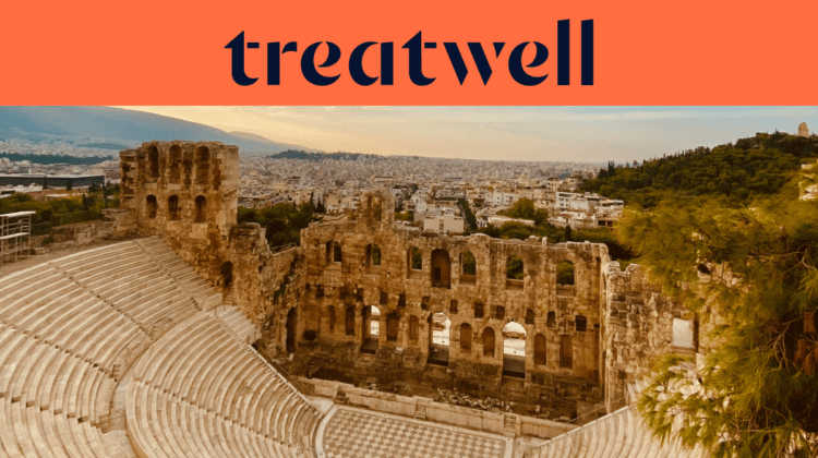 Das Odeon des Herodes Atticus, ein antikes Steinamphitheater am Fuß der Akropolis in Athen. Im Hintergrund erstreckt sich die moderne Skyline unter einem warmen Abendhimmel. Ein korallfarbenes Banner mit dem Treatwell-Logo ist über dem Bild platziert.