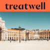 Ein breites Banner mit dem Treatwell-Logo in Dunkelblau auf orangefarbenem Hintergrund. Darunter ein sonniges Foto des Praça do Comércio in Lissabon mit dem weißen Arco da Rua Augusta, gelben Gebäuden mit Arkaden und Menschen, die über den weitläufigen Fußgängerplatz unter einem klaren blauen Himmel spazieren.