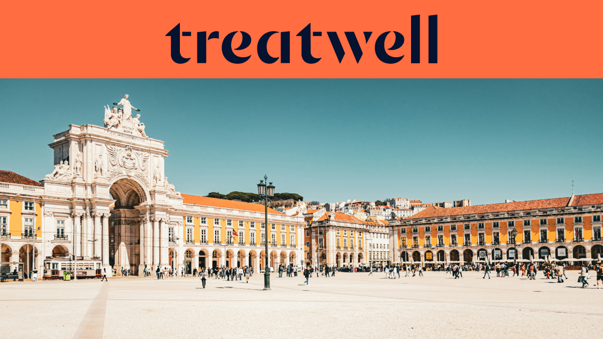 Ein breites Banner mit dem Treatwell-Logo in Dunkelblau auf orangefarbenem Hintergrund. Darunter ein sonniges Foto des Praça do Comércio in Lissabon mit dem weißen Arco da Rua Augusta, gelben Gebäuden mit Arkaden und Menschen, die über den weitläufigen Fußgängerplatz unter einem klaren blauen Himmel spazieren.