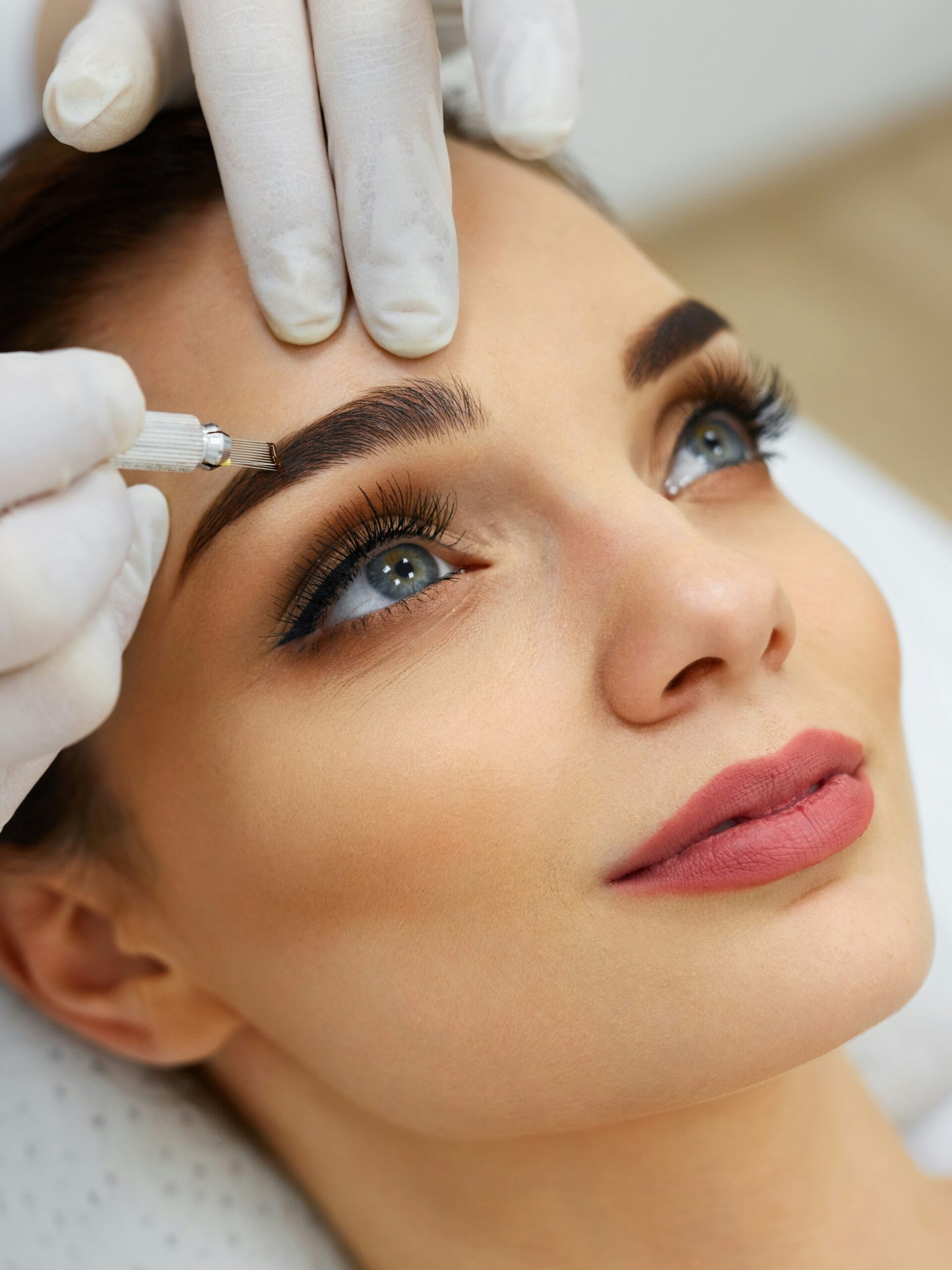 Nahaufnahme des Gesichts einer Frau im Salon während einer Microblading-Behandlung