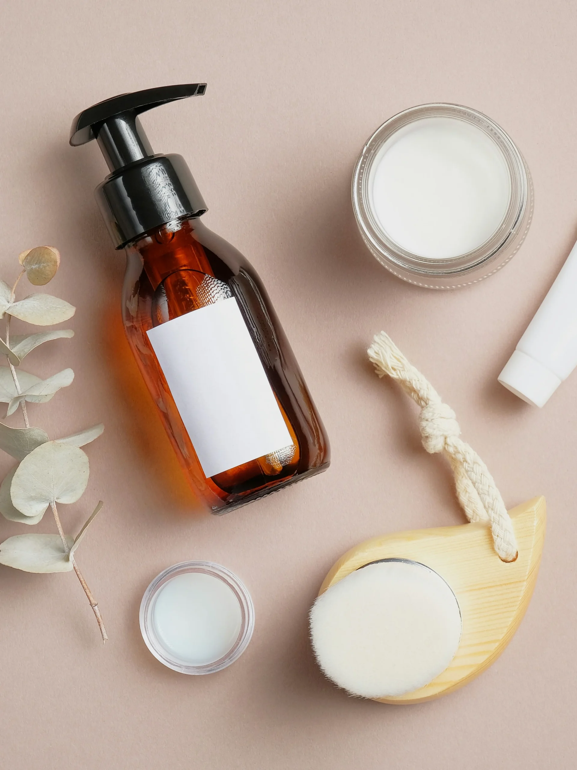 Flatlay verschiedener Pflegeprodukte für die Nachbehandlung, darunter Sonnenschutz, Feuchtigkeitsserum und parfümfreie Feuchtigkeitscreme
