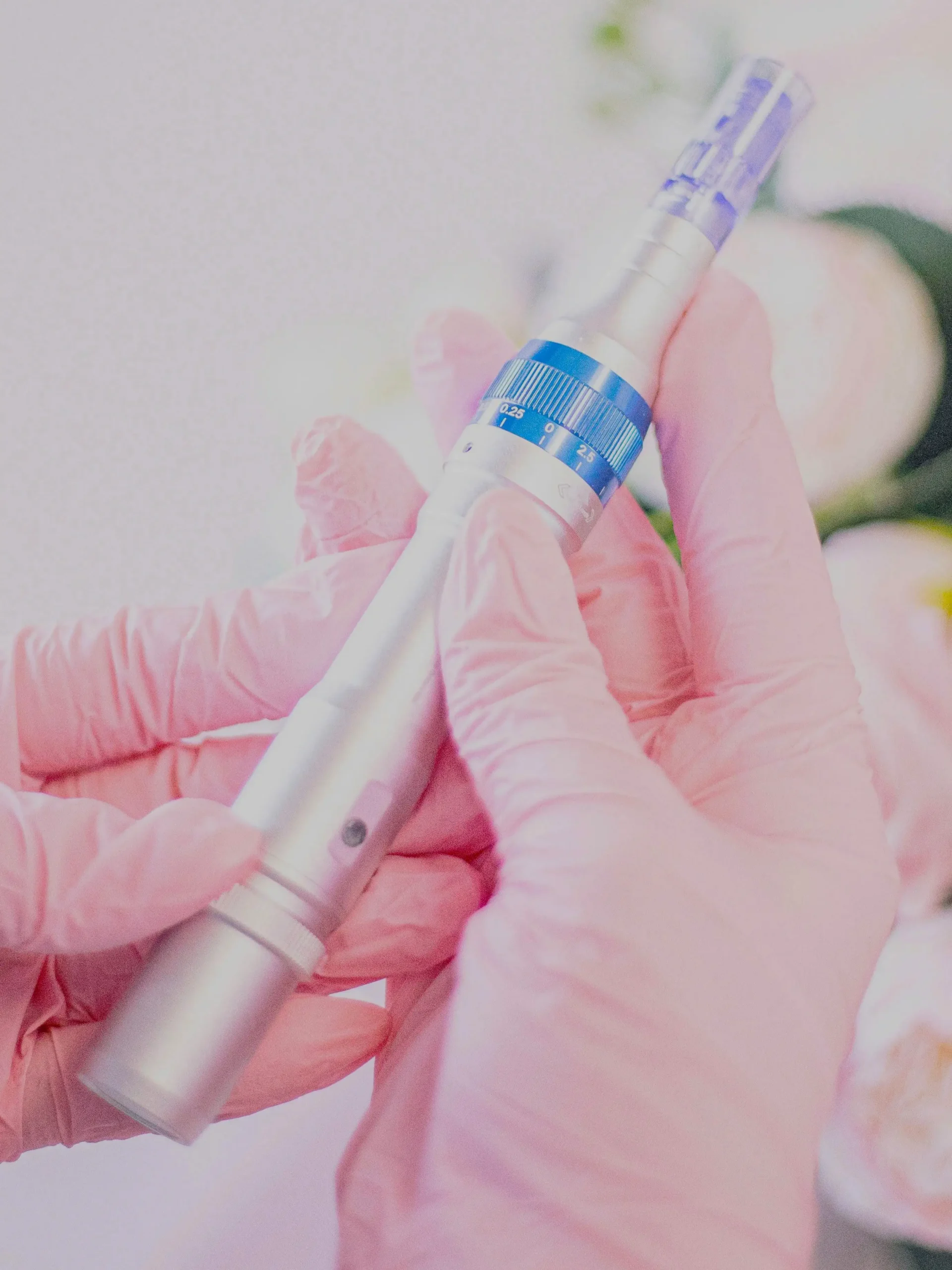 Nahaufnahme eines professionellen Microneedling-Stifts