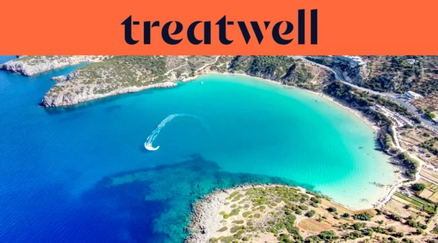 Luftaufnahme einer türkisfarbenen kretischen Bucht, mit einem Jetski, der eine weiße Kurve durch klares Wasser zieht, einem Sichelstrand aus Sand und trockenen Hügeln rund um die Küste, unter einem korallenorangenen Banner mit der Aufschrift treatwell.